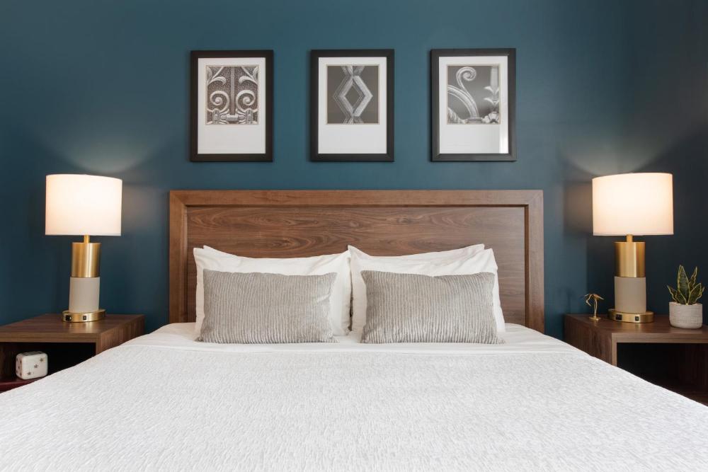 Deluxe Queen Room interior